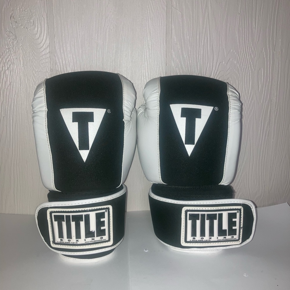 Like new Title Gel boxing gloves - size LARGE